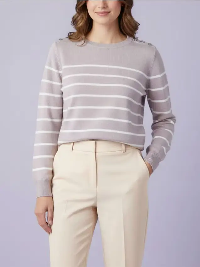 Maglione a righe con bottoni decorativi sulle spalle - rosa pastello