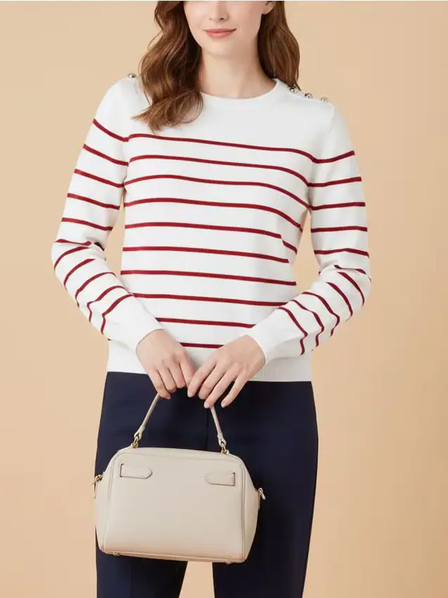 Maglione a righe con bottoni decorativi sulle spalle - rosso