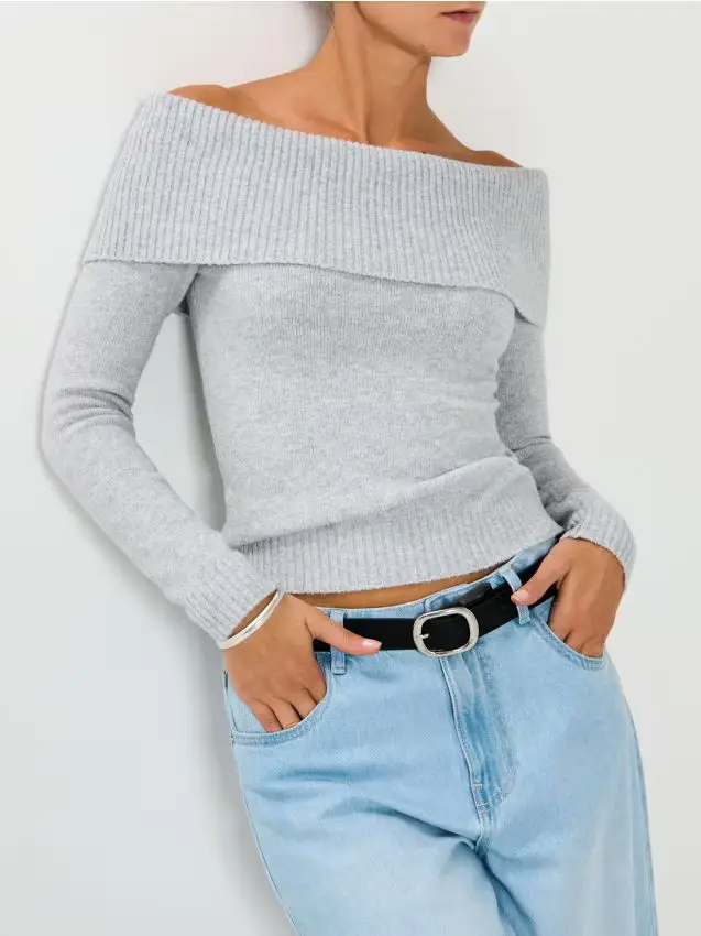 Maglione con scollo decorativo - grigio chiaro