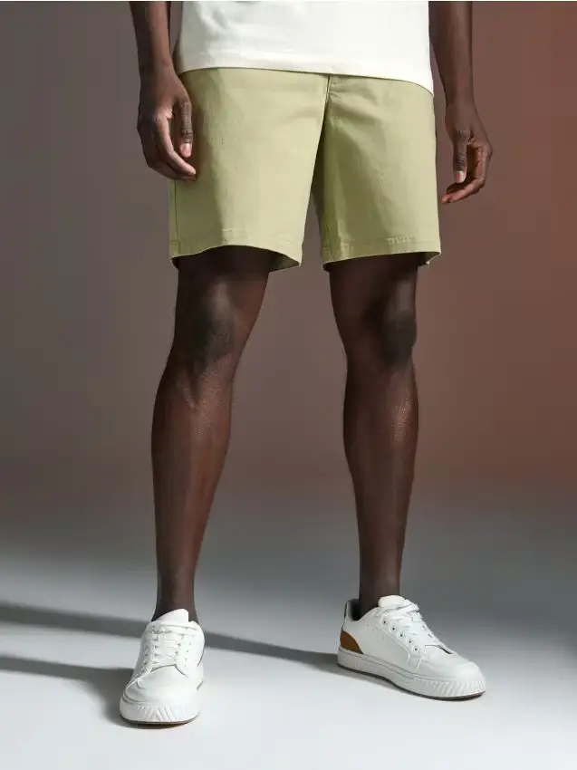 Pantaloncini chino - verde chiaro