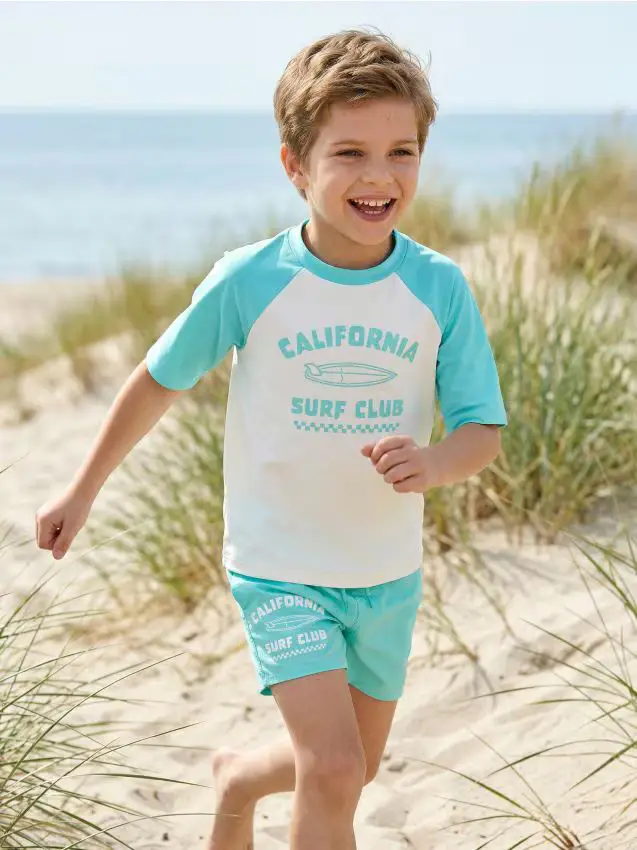 Pantaloncini da bagno con scritta "California Surf Club" - verde pallido