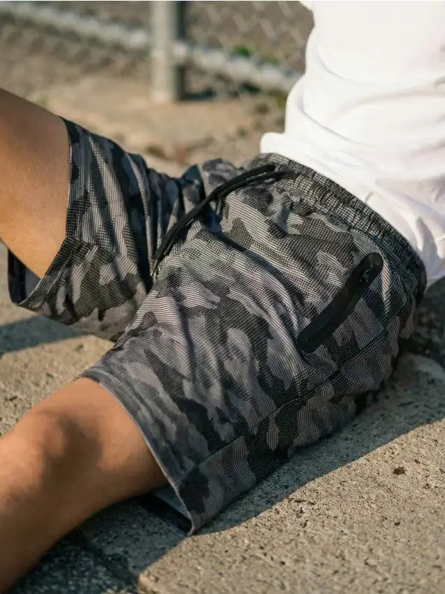 Pantaloncini in cotone con motivo camouflage - multicolor