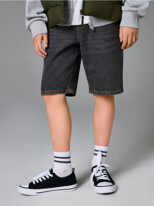 Pantaloncini in jeans a gamba dritta con effetto rovinato - grigio