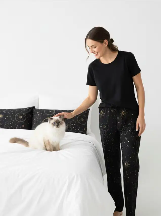 Pantaloni da pigiama a gamba larga con motivo di gatti e stelle - nero
