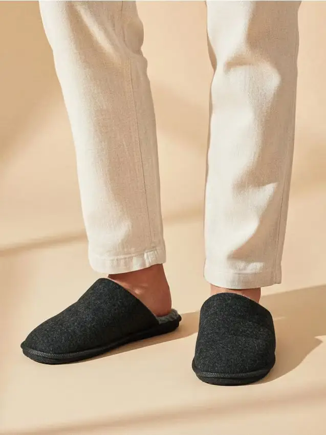 Pantofole con pelliccia sintetica - grigio scuro