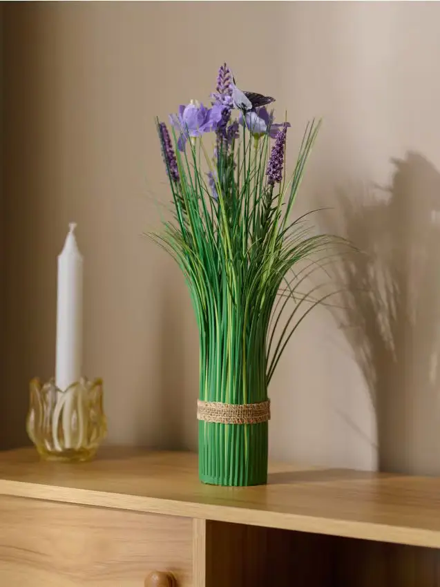 Pianta decorativa - erba con fiori viola e farfalla - lavanda