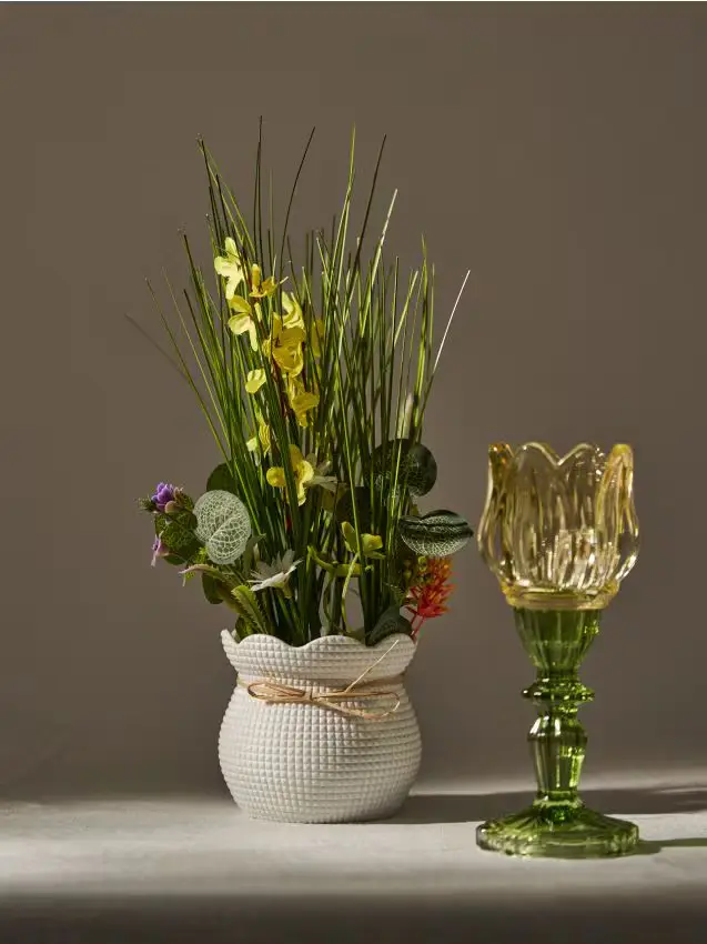 Pianta decorativa in vaso - giallo chiaro