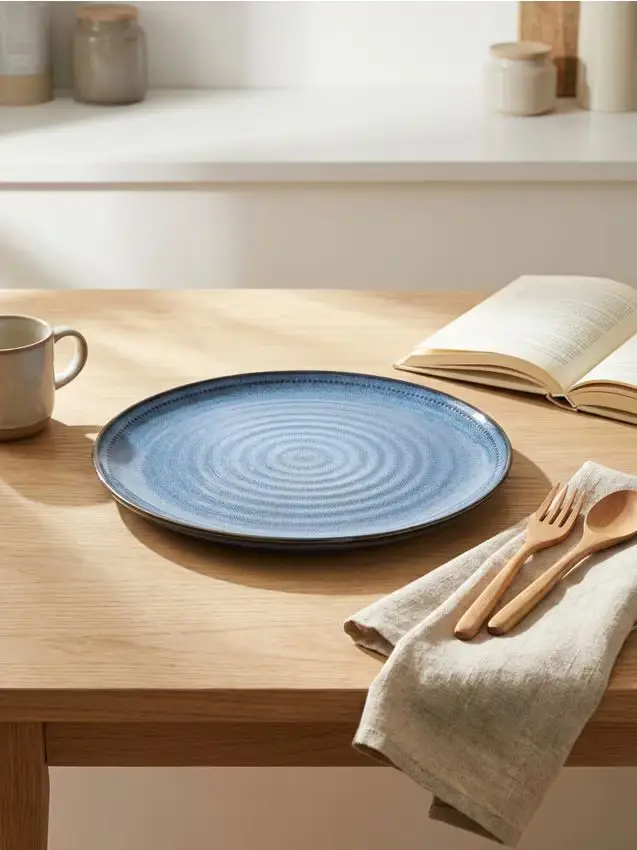 Piatto con bordo decorativo - azzurro