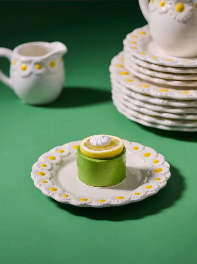 Piatto con bordo decorativo - bianco