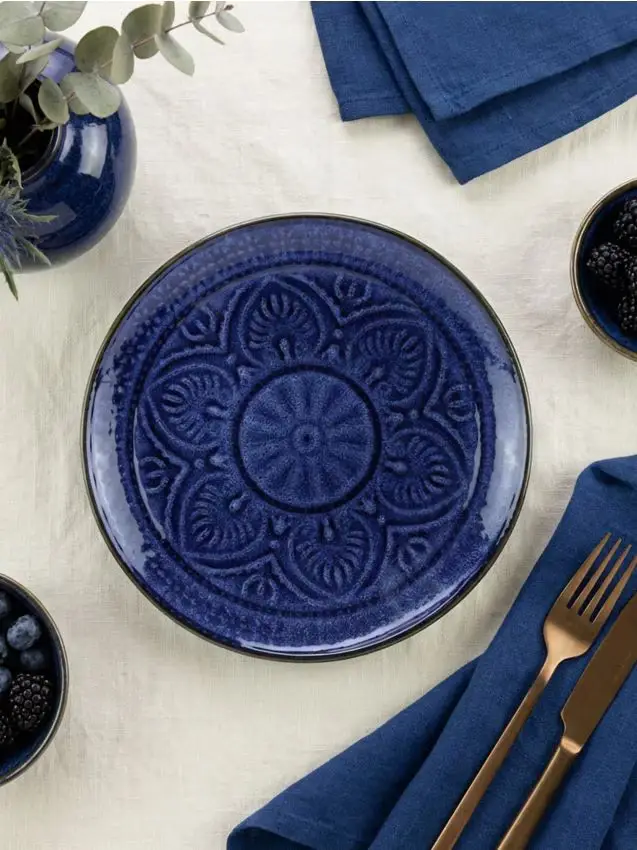 Piatto in ceramica con motivo in rilievo - blu