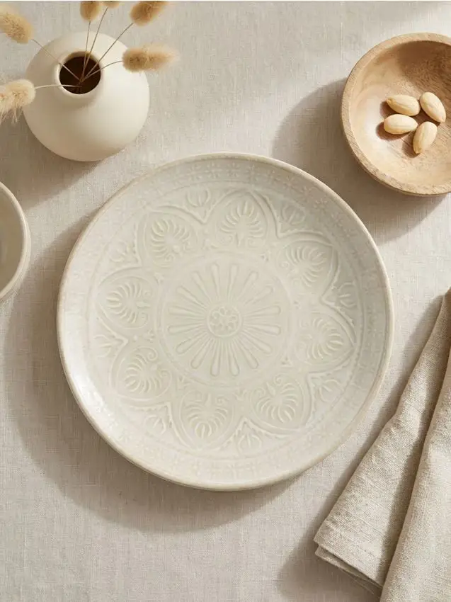 Piatto in ceramica con motivo in rilievo - panna