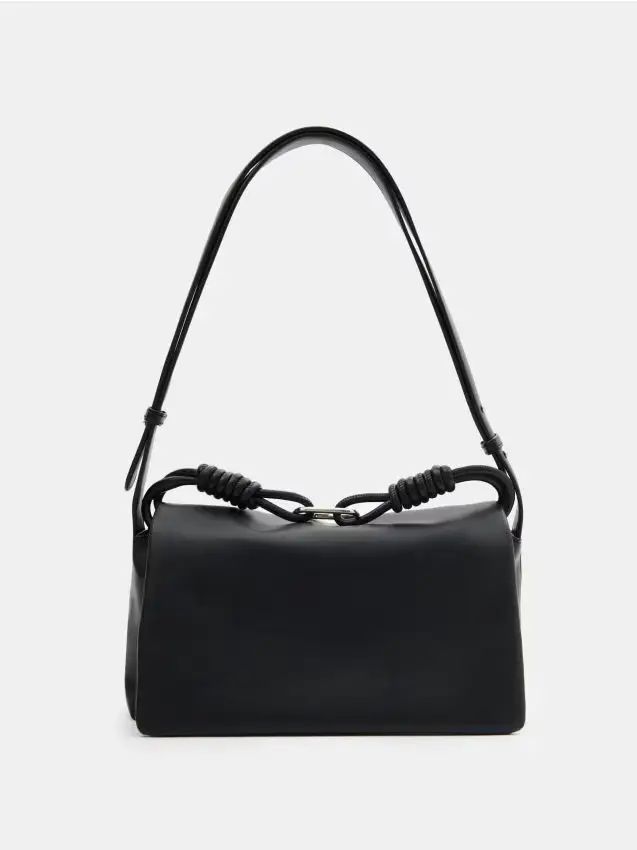 Piccola borsa con tracolla aggiuntiva e gancio metallico decorativo - nero