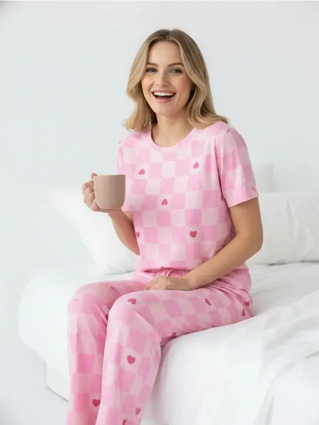 Pigiama a due pezzi a scacchi con motivo a cuori - rosa