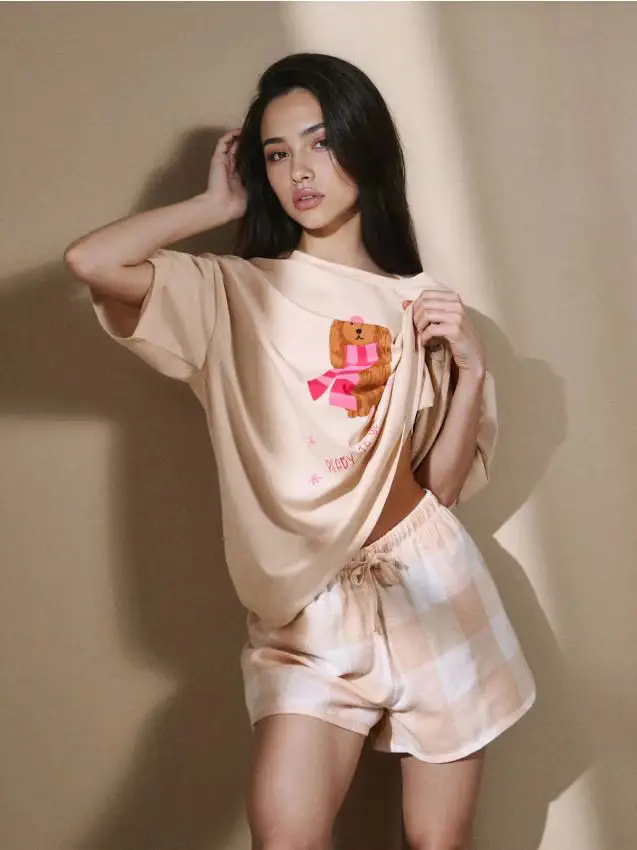 Pigiama a due pezzi con cagnolino con sciarpa invernale - nude