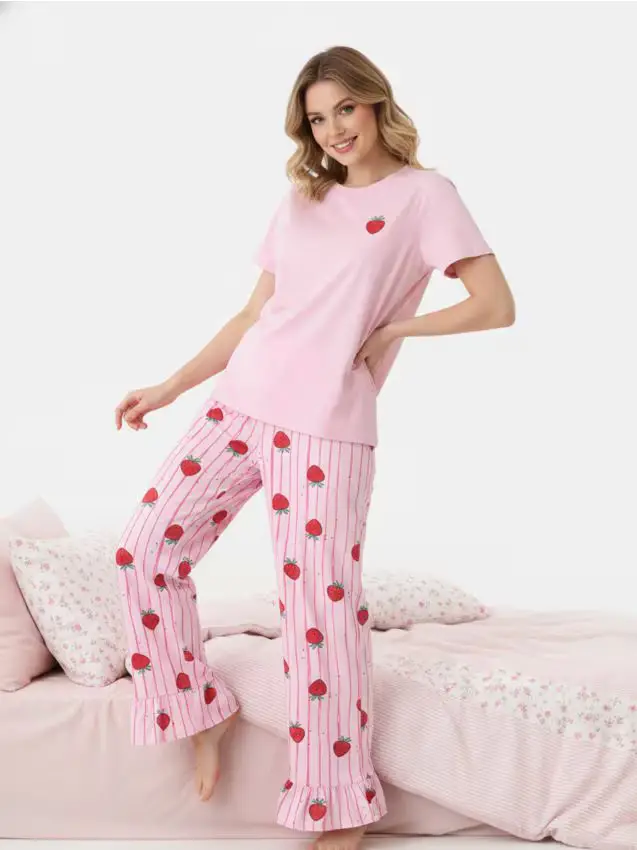 Pigiama a due pezzi con motivo di fragole e volant - rosa