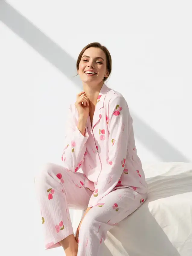 Pigiama a due pezzi con motivo di rose - rosa pastello