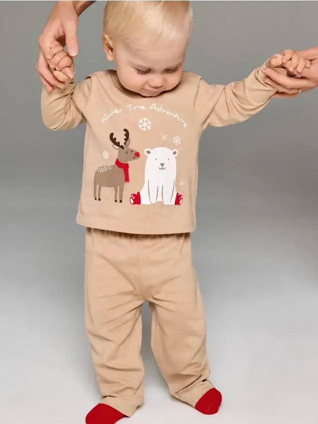 Pigiama a due pezzi con stampa di una renna e un orso polare - beige