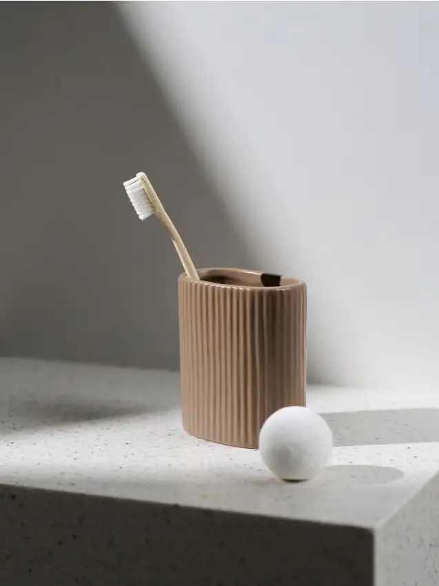 Porta spazzolini in ceramica con superficie scanalata - caffè Caffè