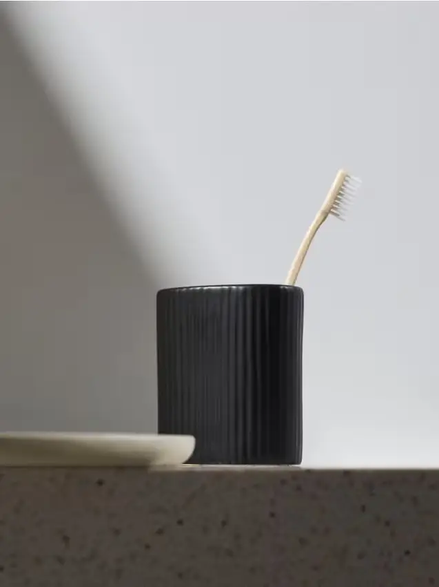 Porta spazzolini in ceramica con superficie scanalata - nero