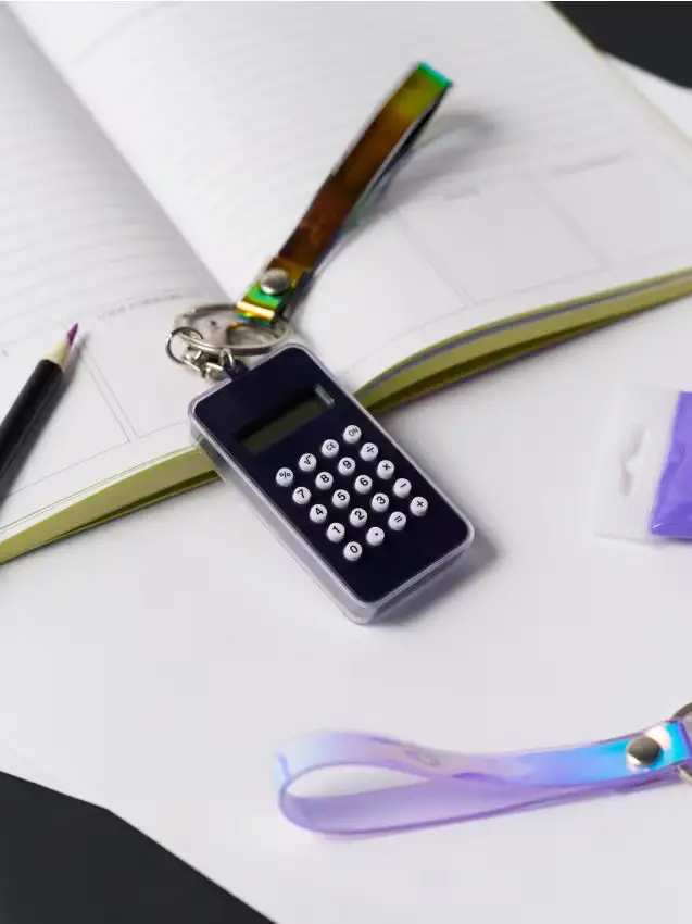 Portachiavi con calcolatrice e labirinto sul retro - blu scuro