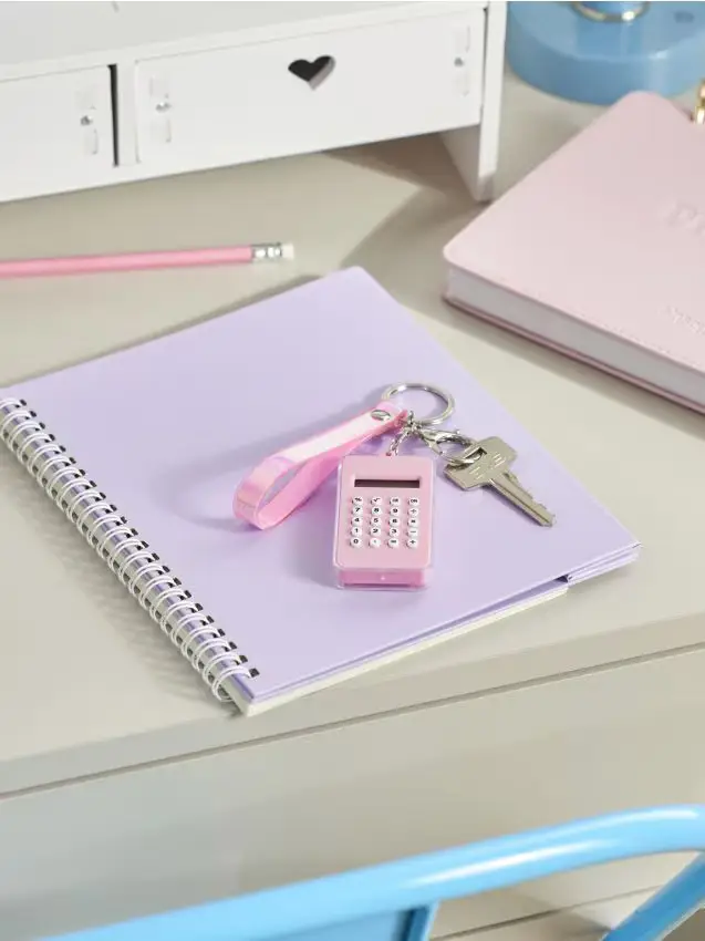 Portachiavi con calcolatrice e labirinto sul retro - rosa pastello