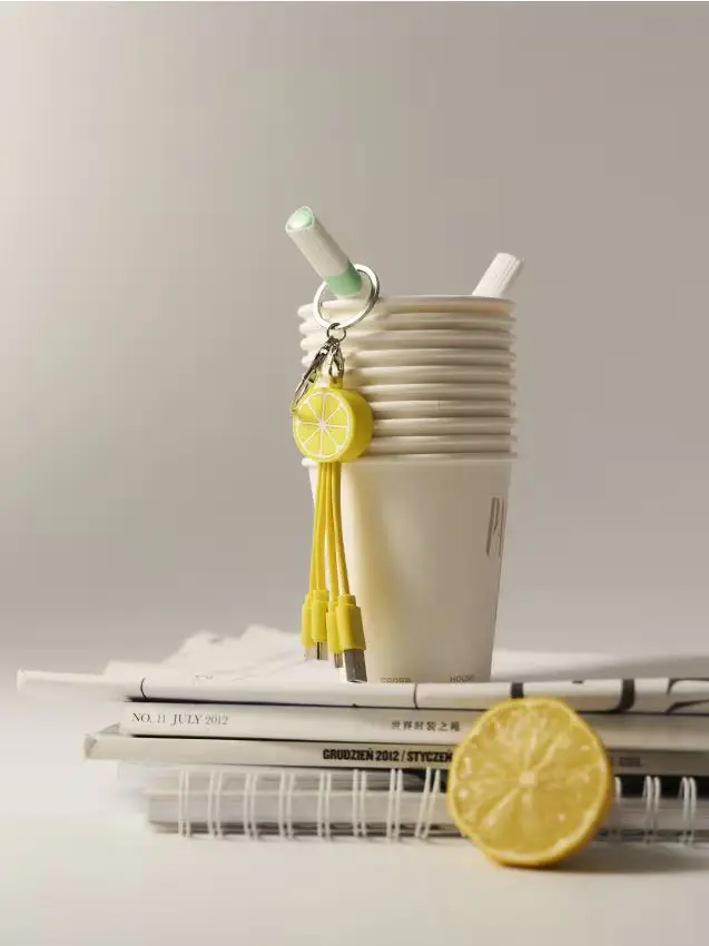 Portachiavi con cavi di ricarica con motivo al limone - giallo