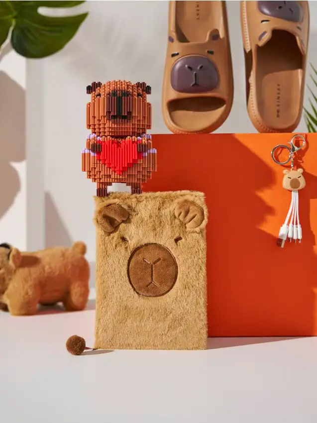 Quaderno peluche con motivo capibara - marrone