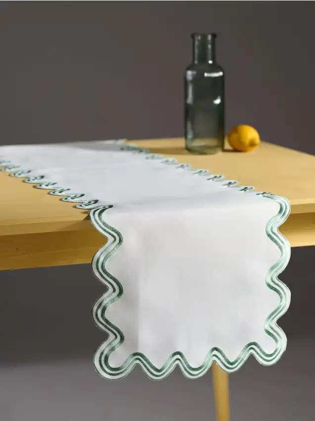 Runner da tavolo con bordo decorativo - verde pallido