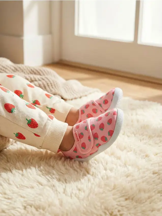 Scarpe di cotone con chiusura in velcro e motivo a fragole - rosa pastello