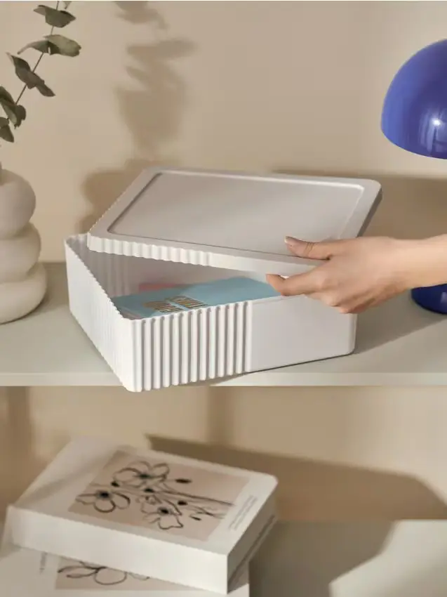 Scatola contenitore con coperchio e superficie scanalata - bianco