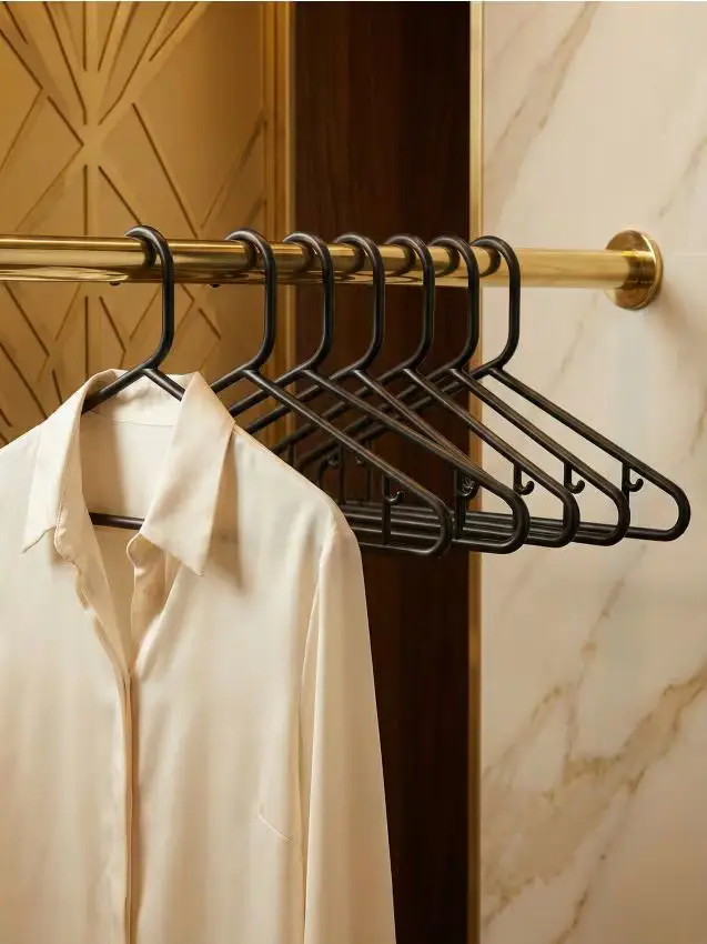 Set di appendini in plastica con finitura lucida 10 pezzi - nero