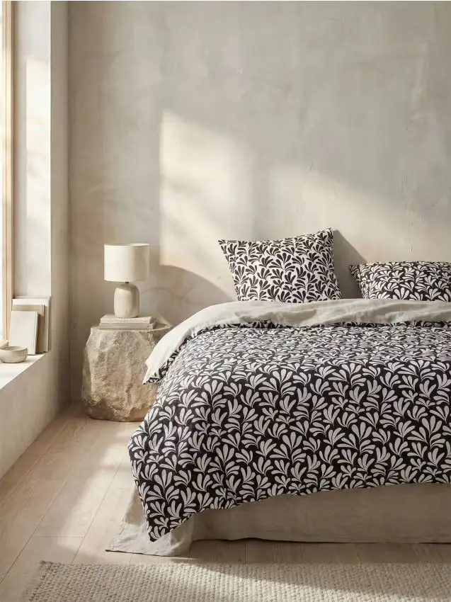 Set di biancheria da letto con motivo vegetale a contrasto - nero