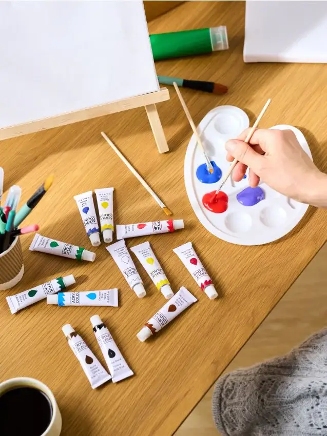 Set di colori acrilici con pennelli e tavolozza, 17 pezzi - bianco