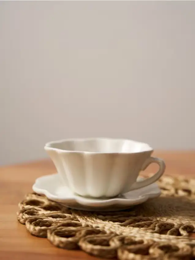 Set di tazza e piattino in ceramica a forma di fiore - bianco