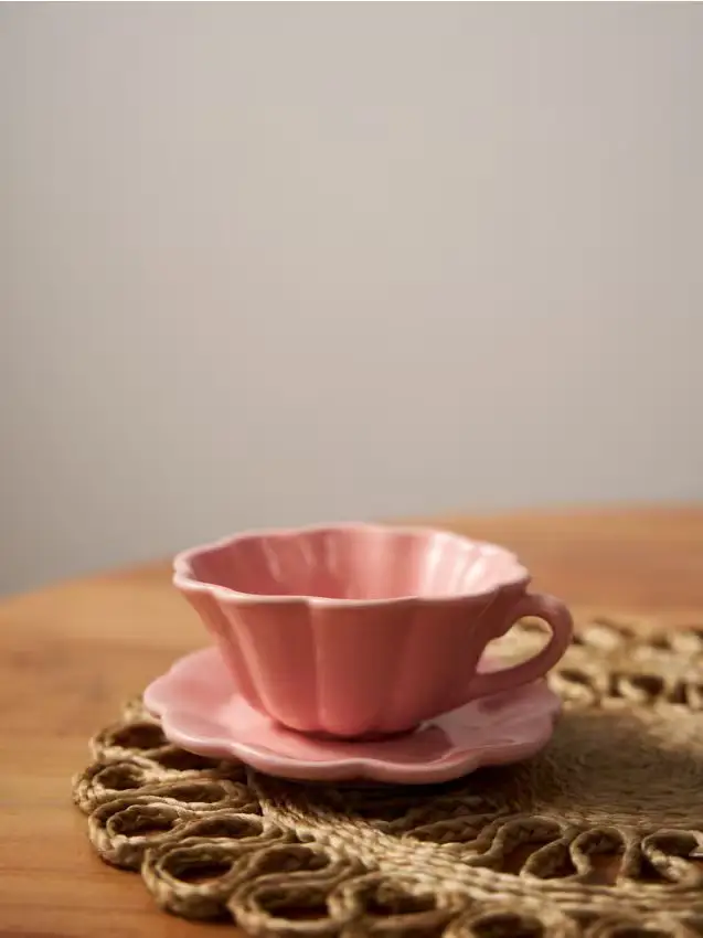 Set di tazza e piattino in ceramica a forma di fiore - rosa