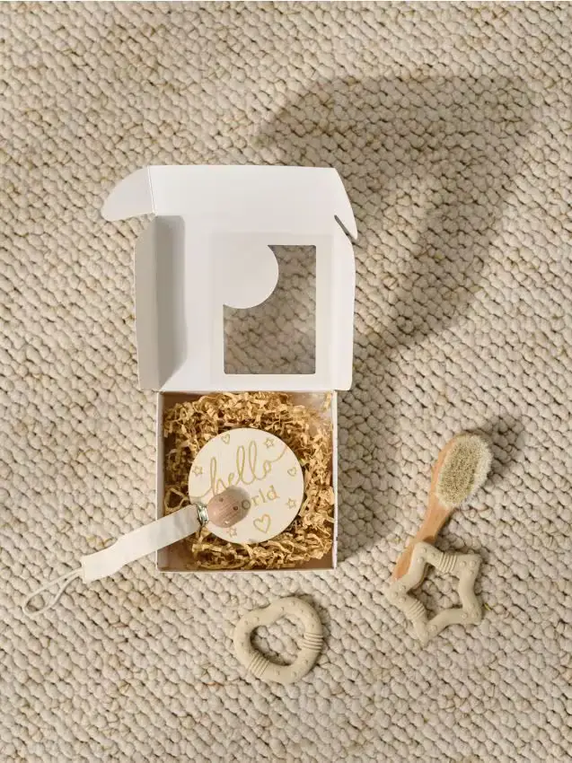 Set regalo portaciuccio, massaggiagengive, spazzolino e accessorio per foto - panna