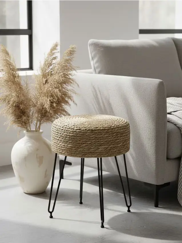 Sgabello intrecciato con gambe in metallo - beige