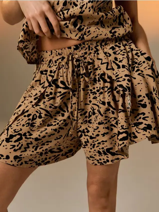 Shorts in viscosa con tasche - beige