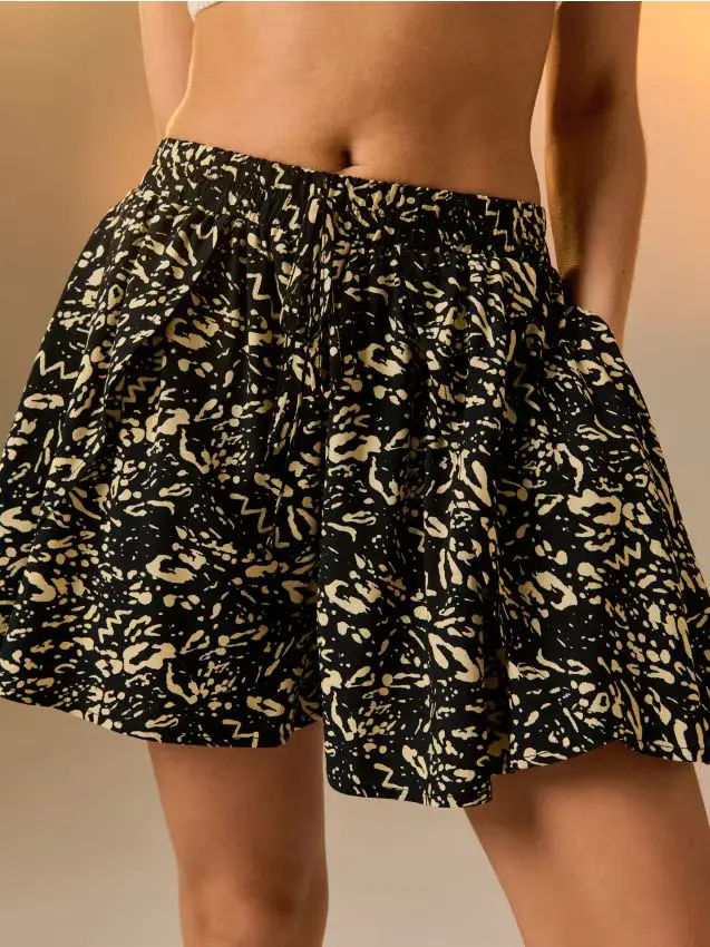 Shorts in viscosa con tasche - nero