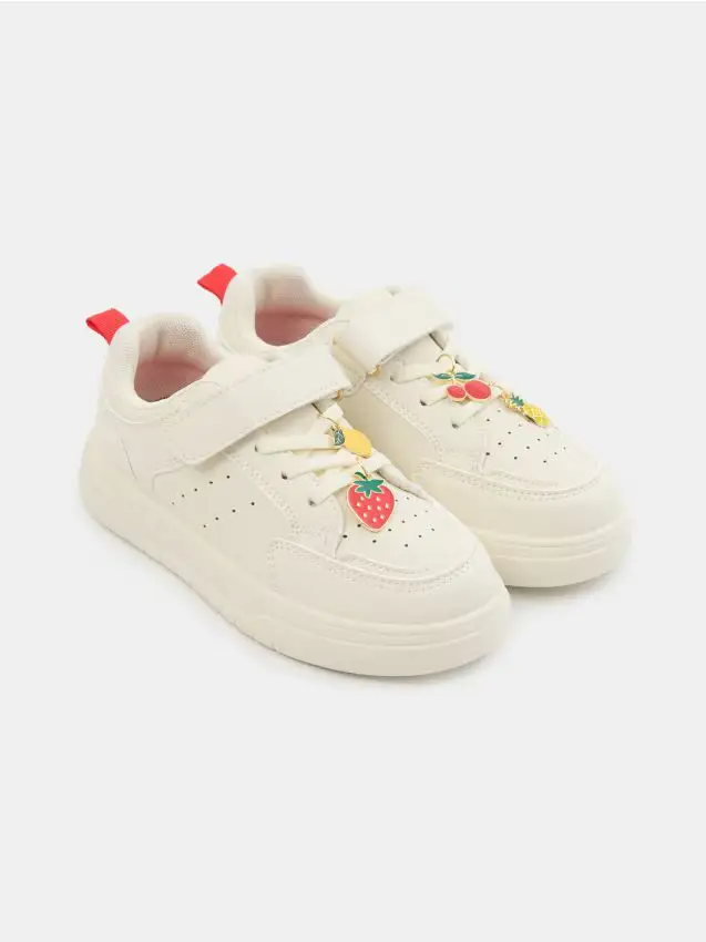 Sneakers con chiusura a strappo e ciondoli a forma di frutta - panna