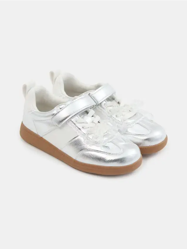 Sneakers con soletta con aggiunta di pelle naturale, con pizzo decorativo e perline - argento