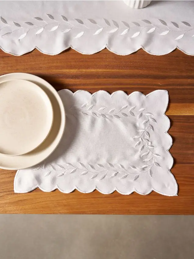 Sottopiatto con motivo floreale - panna