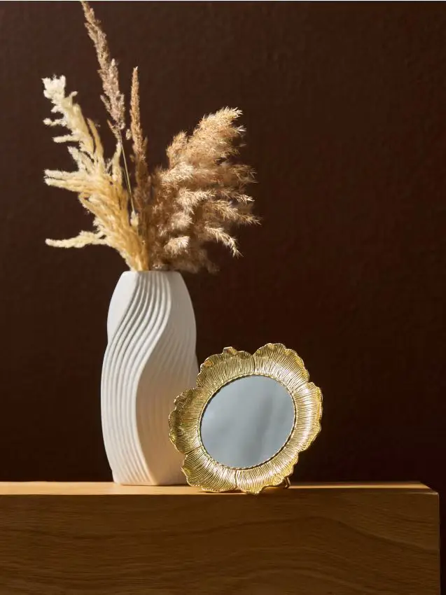 Specchio decorativo con cornice dorata dalla forma irregolare - oro