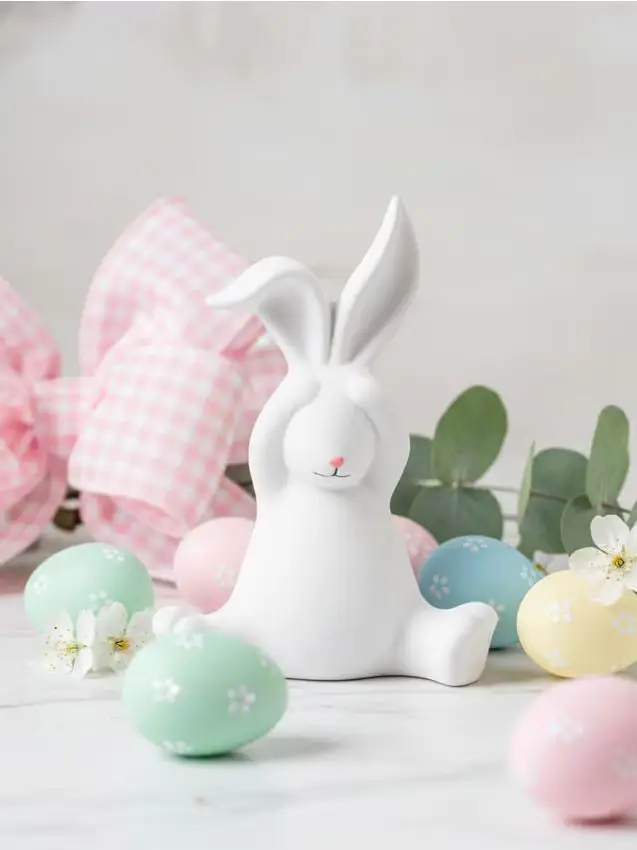 Statuina pasquale di coniglio che si copre gli occhi - bianco