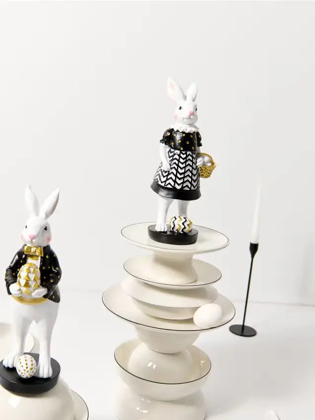 Statuina pasquale di coniglio in abito elegante - nero