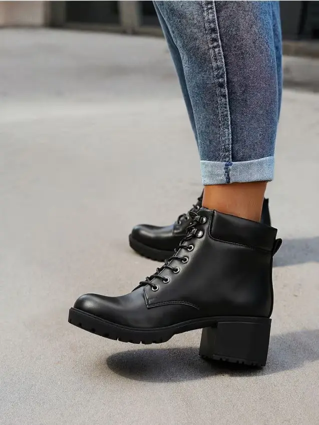 Stivaletti in ecopelle con tacco alto - nero