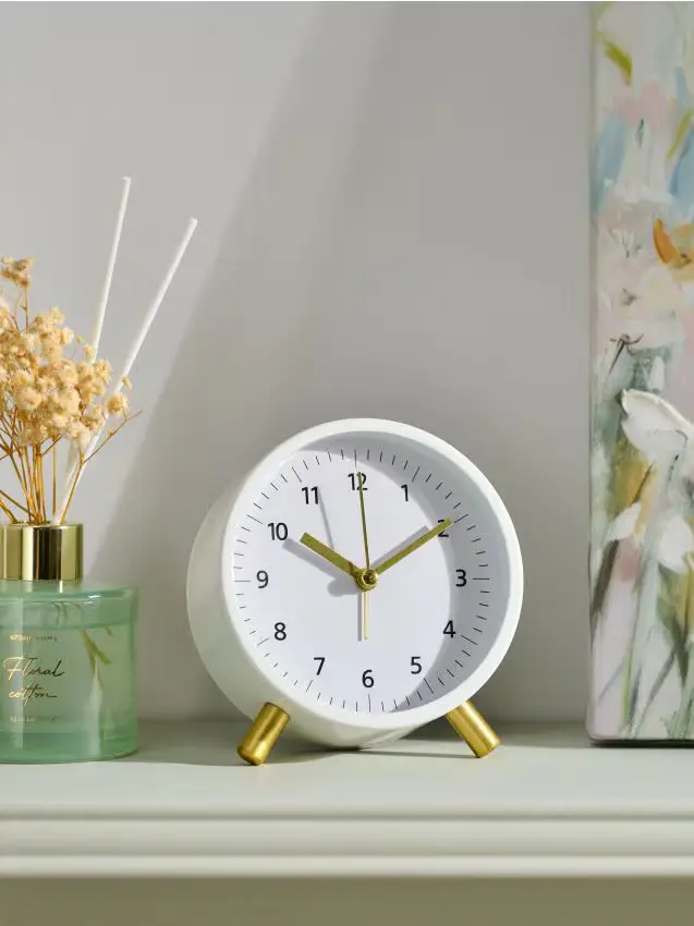 Sveglia con elementi dorati - bianco