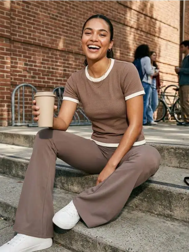 T-shirt basic a costine con profili a contrasto e mix di viscosa - color caffè Color caffè