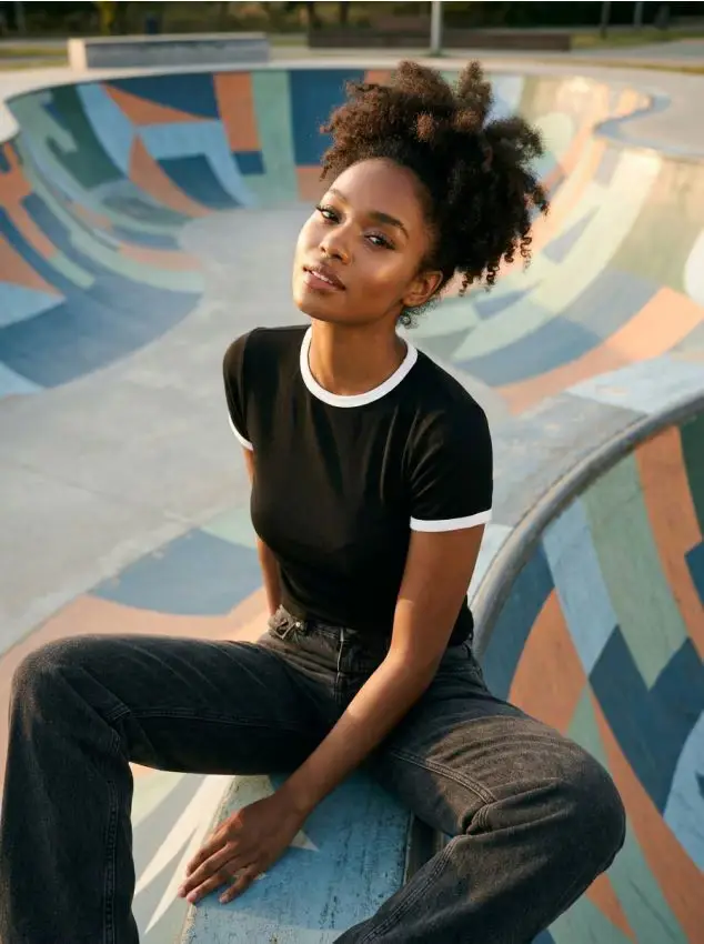 T-shirt basic a costine con profili a contrasto e mix di viscosa - nero