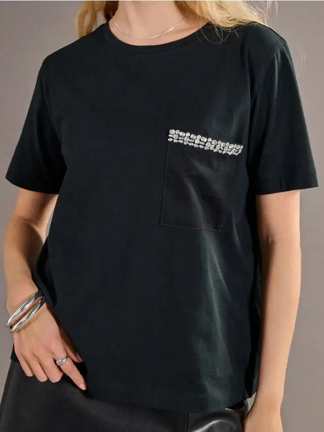 T-shirt con tasca decorata da un motivo - nero